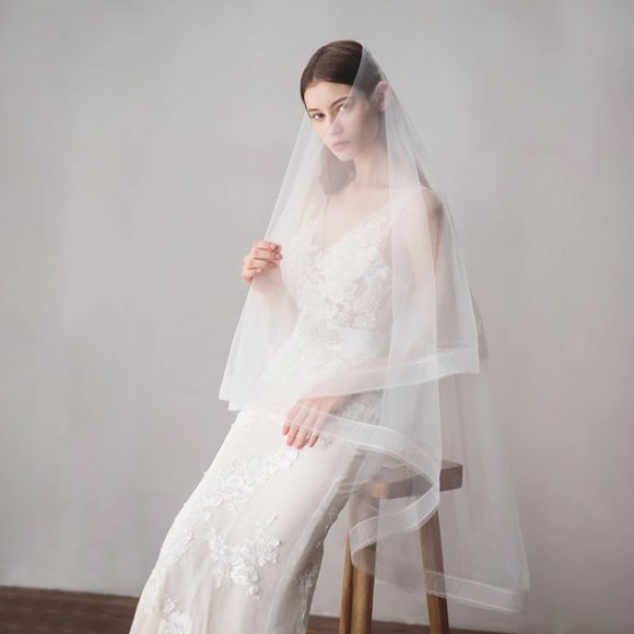 Accessories - Wedding veil white bridal knee medium length simple elegant beautiful brand new